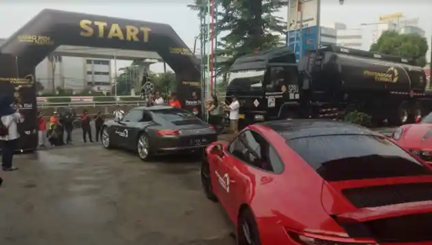 Foto - Para Pemilik Porsche Rela Pungut Sampah di Kepulauan Seribu