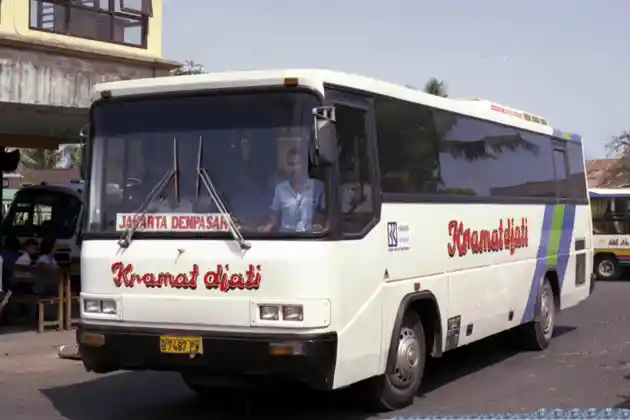 Foto - Tiga Tonggak Hino Di Pasar Bus Indonesia