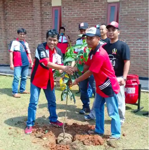 Foto - Komunitas Toyota Calya Inisiatif Bersih-Bersih Candi di Karawang