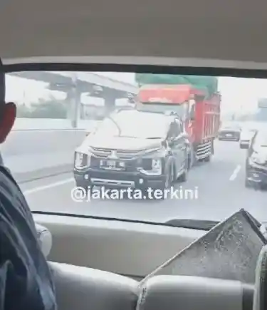 Foto - Laka Beruntun Di GT Halim: Sopir Truk Spontan Berbuat Nekad?