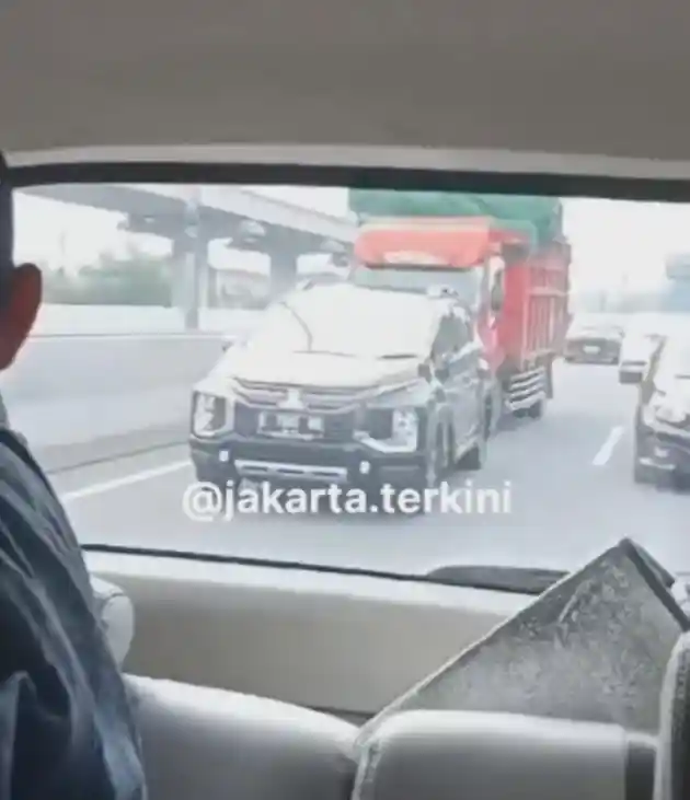 Foto - Laka Beruntun Di GT Halim, Akibat Sopir Truk Yang Nekad
