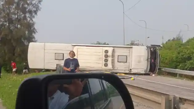 Foto - Lagi, Driver Bus AKAP Kurang Waspada Di Tol Cipali