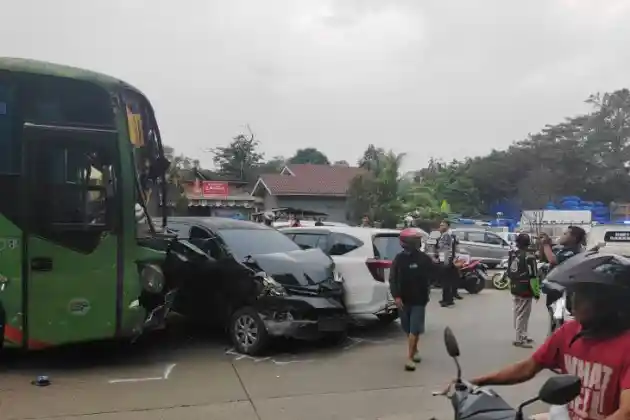 Foto - Lagi, Truk Penyebab Kecelakaan Di Jalan Padat