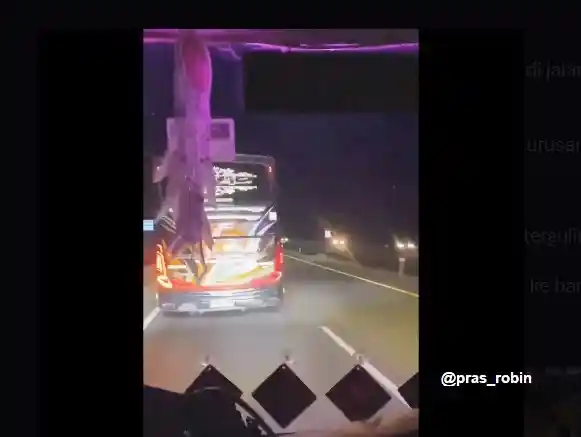 Foto - Bus Pariwisata Kecelakaan (Lagi) Di Tol Cipali