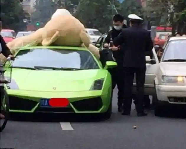 Foto - Bawa Teddy Bear Raksasa di Atap Lamborghini, Pria Ini Ditangkap Polisi