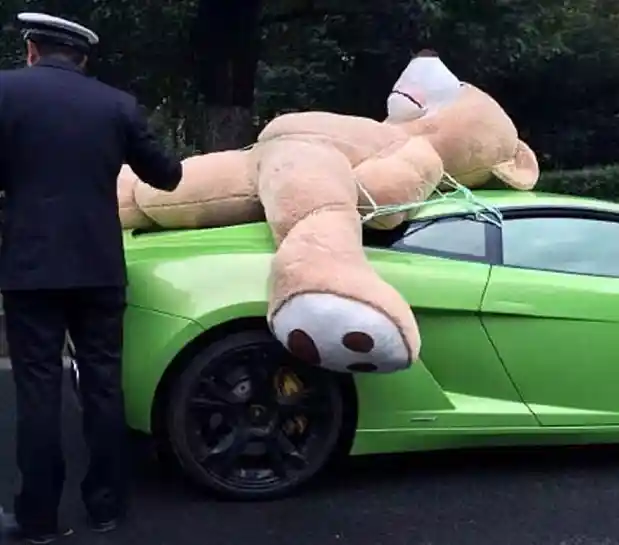 Foto - Bawa Teddy Bear Raksasa di Atap Lamborghini, Pria Ini Ditangkap Polisi