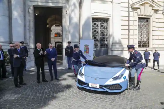 Foto - Lamborghini Huracan Ini Jadi Mobil Polisi Di Italia Dengan Tugas Spesial