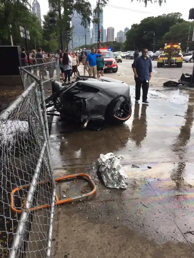 Foto - Lamborghini Aventador Terbelah Setelah Menghantam Tiang