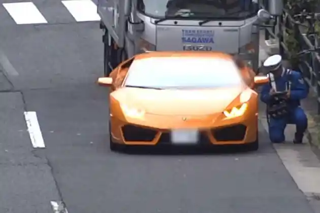 Foto - VIDEO: Lamborghini Huracan Ditilang Oleh Polisi Bersepeda