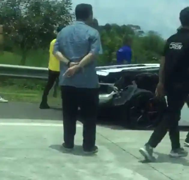 Foto - Konvoi Lamborghini Kecelakaan di Cipali, Tak Lebih Dari 120 KM/Jam?