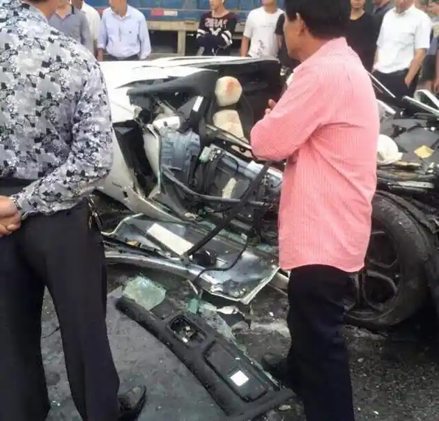 Foto - Lamborghini Aventador Hancur Setelah Menabrak Truk