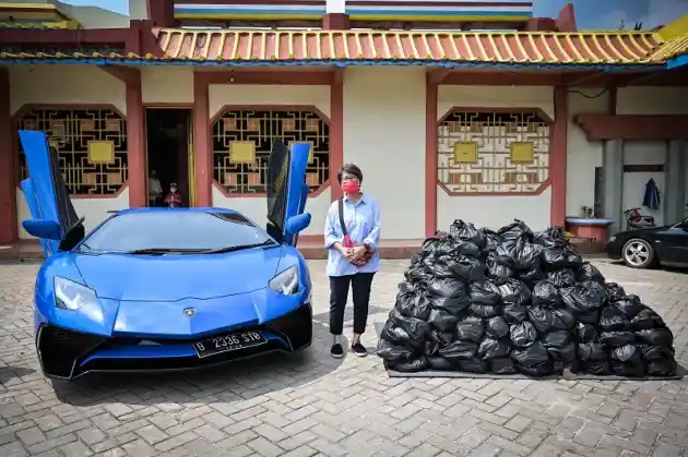 Foto - Lamborghini Club Indonesia Ulurkan Bantuan Untuk Pemulung