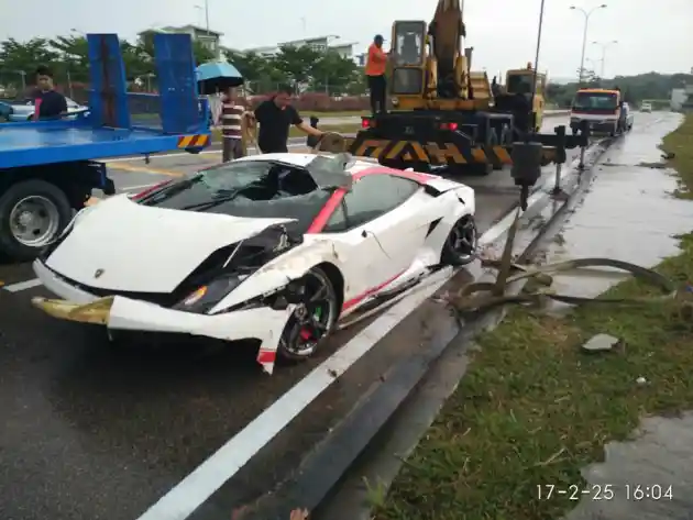 Foto - Walah, Lamborghini Gallardo Yang Dikemudikan Remaja Ini Berakhir Di Parit