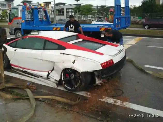 Foto - Walah, Lamborghini Gallardo Yang Dikemudikan Remaja Ini Berakhir Di Parit