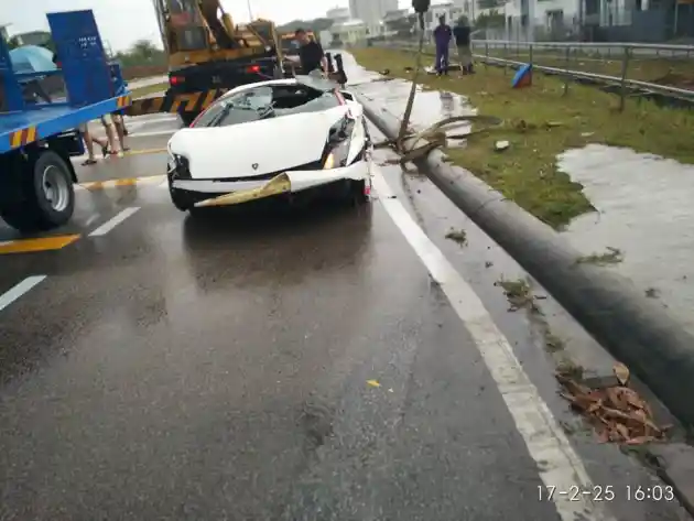 Foto - Walah, Lamborghini Gallardo Yang Dikemudikan Remaja Ini Berakhir Di Parit