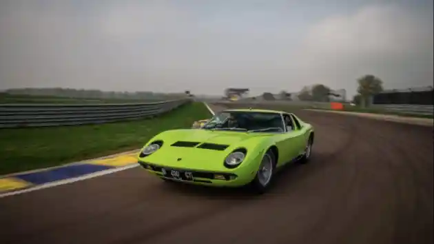 Foto - Keren! Miura Lawas Dari Indonesia Direstorasi Langsung di Markas Pusat Lamborghini