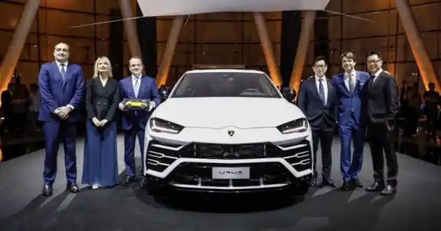 Foto - Lamborghini Urus Resmi Muncul di Singapura. Pertama di Luar Italia!