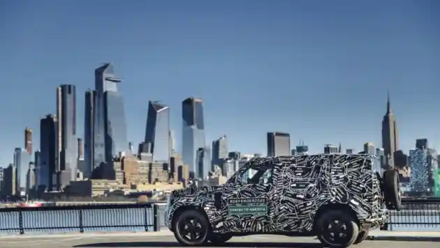 Foto - Land Rover Defender Generasi Terbaru Kembali Berdesain Klasik