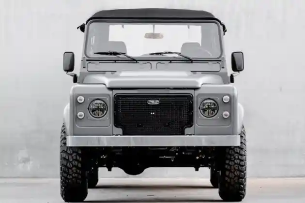 Foto - Sasis Land Rover Defender Dijadikan Seorang Seniman Sebagai 'Kanvas'