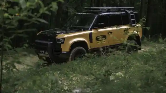 Foto - Land Rover Luncurkan Defender Trophy Edition