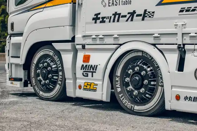 Foto - Modifikasi Truk Mitsubishi Fuso Ala Liberty Walk