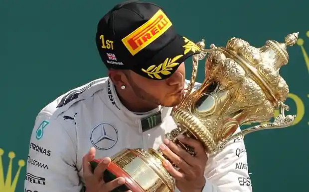 Foto - F1 Inggris: Lewis Hamilton Juara, Rio Haryanto Melintir