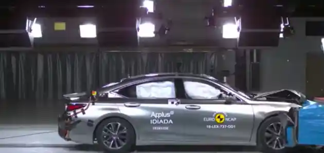 Foto - VIDEO: Crash Test Lexus ES 2018 (Euro NCAP)