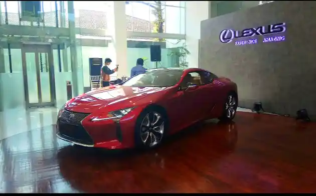 Foto - Enaknya Punya Lexus di Jakarta, Tak Repot Cari Spot Parkir