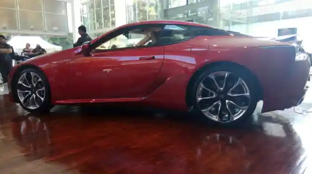 Foto - Ban Belakang Lexus LC 500 Bisa Membelok, Kencang dan Lincah!