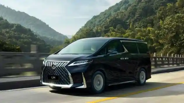 Foto - Alphard Sudah Bukan 'Mobil Orang Kaya' lagi?