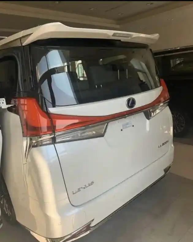 Foto - Melihat Sosok Alphard Versi Lexus