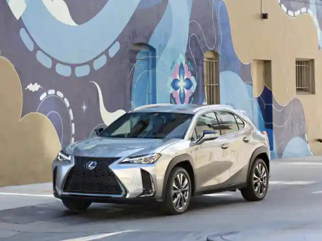 Foto - Komparasi Lexus UX 250h Luxury vs BMW X3 sDrive 20i