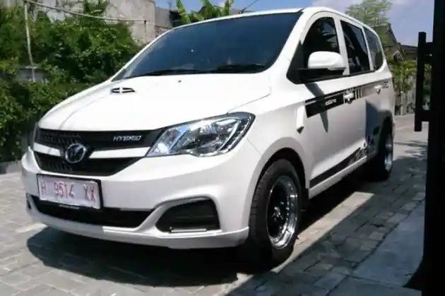 Foto - Unik, 3 Wuling Confero ini Ganti Emblem Merek