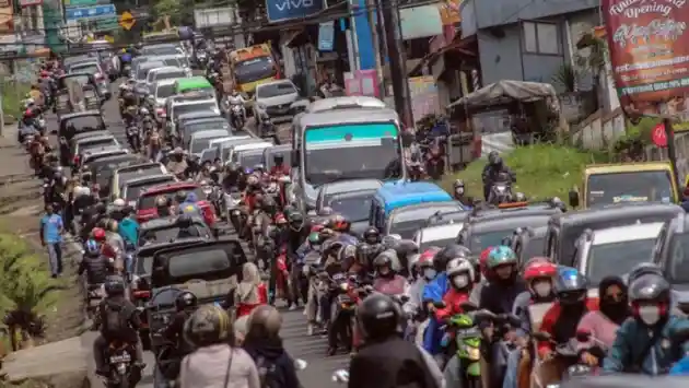 Foto - Macet Berjam-Jam Seperti di Puncak Bikin Oli Menguap? Berikut Cara Mengatasinya