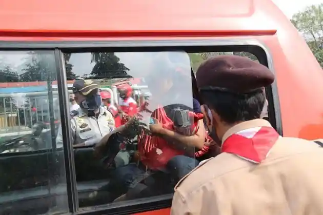 Foto - Anggota Pramuka Sosialisasi Pemakaian Masker ke Pengemudi Angkot