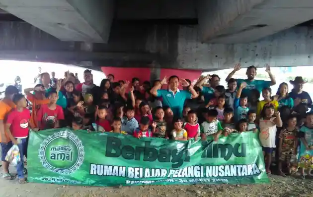 Foto - Aki Merek Massiv Amal Gelar Keceriaan di Bawah Kolong Jembatan