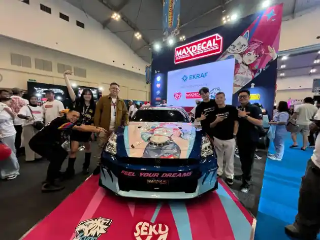 Foto - MaxDecal Pajang Mobil Bertema Esports