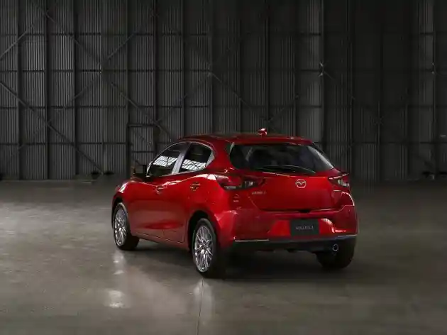 Foto - Mazda 2 Facelift Muncul di Jepang, RP 199 Jutaan