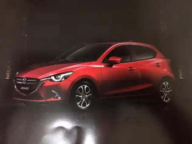 Foto - Ini Dia Foto Brosur Mazda2 Facelift 2017