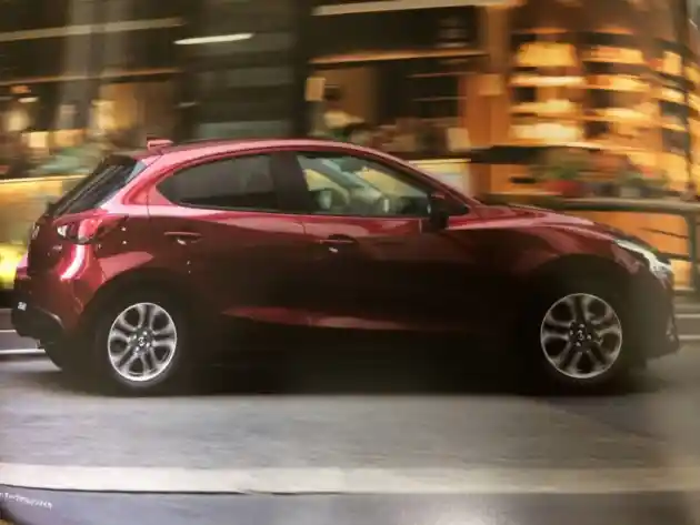 Foto - Ini Dia Foto Brosur Mazda2 Facelift 2017