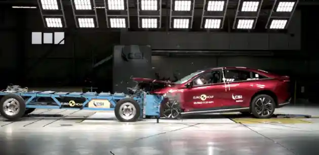 Foto - VIDEO: Crash Test Mazda EZ-6 (Euro NCAP)