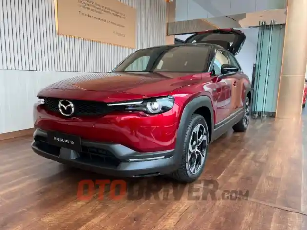 Foto - Mazda MX-30 Dijual Rp 860 Juta OTR, Namun 3 Warna Ini Lebih Mahal Rp 4 Juta