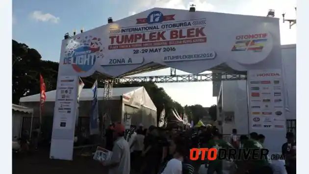 Foto - Otobursa Tumplek Blek 2016 Resmi Dibuka, Langsung Dibanjiri Pengunjung