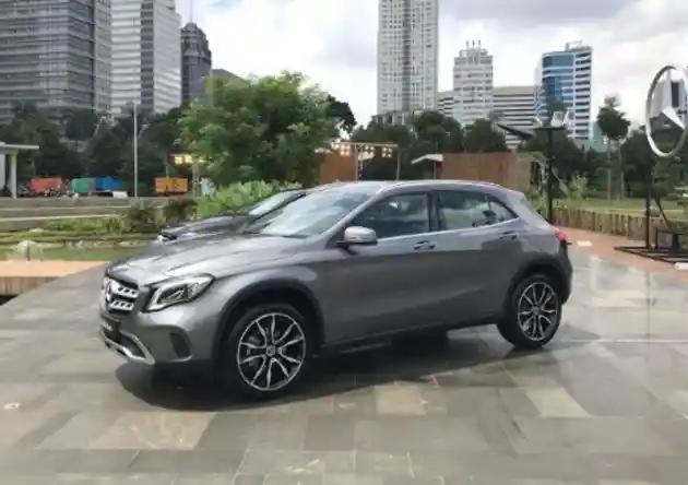 Foto - 15 Unit Mercedes-Benz Bebas Di-Test Drive di Area Gelora Bung Karno Senayan