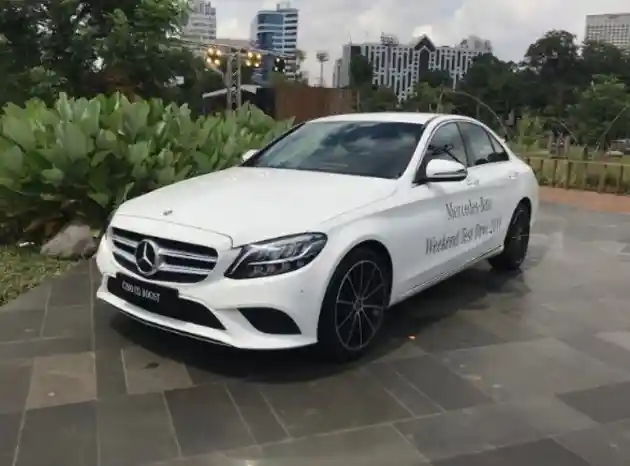 Foto - 15 Unit Mercedes-Benz Bebas Di-Test Drive di Area Gelora Bung Karno Senayan