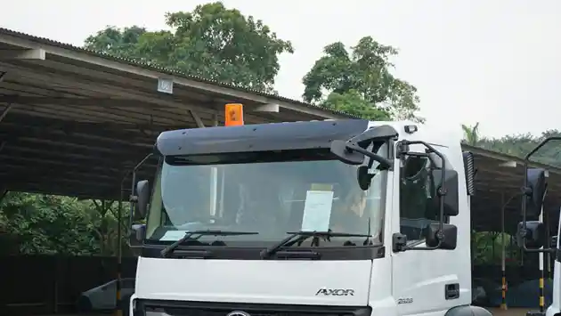 Foto - Mercedes-Benz Axor Baru, Selain Berstandar Euro 4 Juga Diberi Peningkatan Penampilan