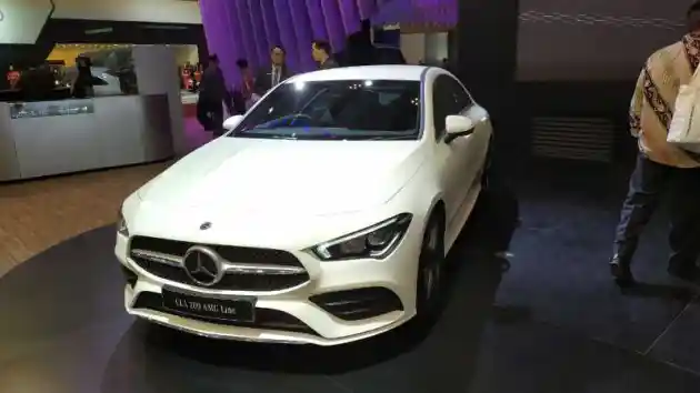 Foto - Bentuk dan Harga Mirip, Mercedes-Benz Tak Ragu Jual 2 Mobil ini