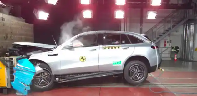 Foto - VIDEO: Crash Test Mercedes-Benz EQC (Euro NCAP)