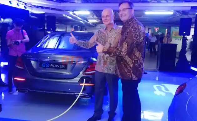 Foto - Mercedes-Benz Buat Parkir Khusus Mobil Listrik di Mall, Gratis!