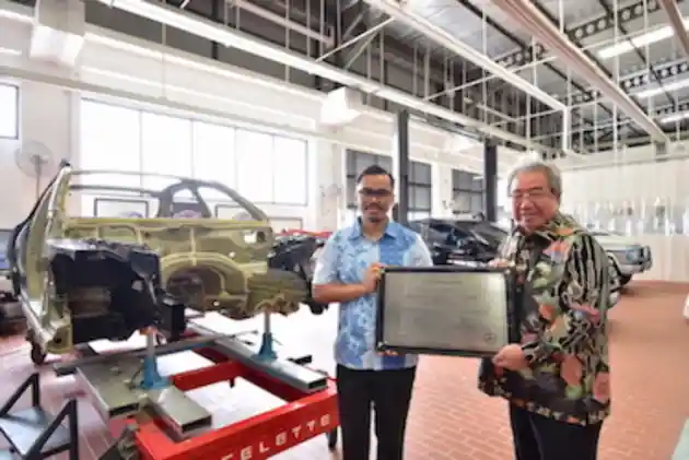 Foto - Mercedes-Benz Tambah Bengkel Khusus Cat dan Bodi Berstandar Daimler AG di Tangerang Selatan